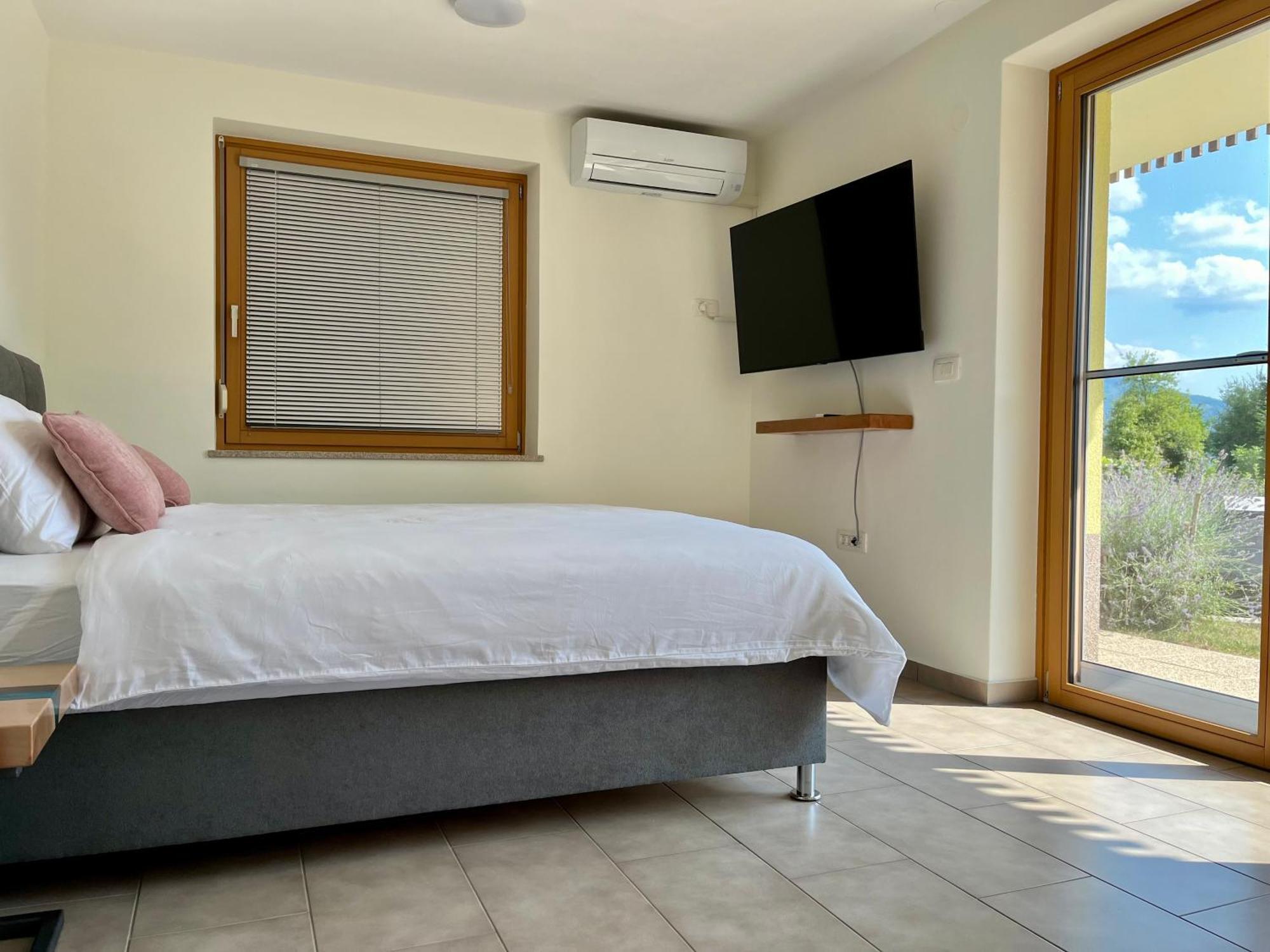 Cozy & Chic - Apartment With A Private Patio Kobarid Zewnętrze zdjęcie